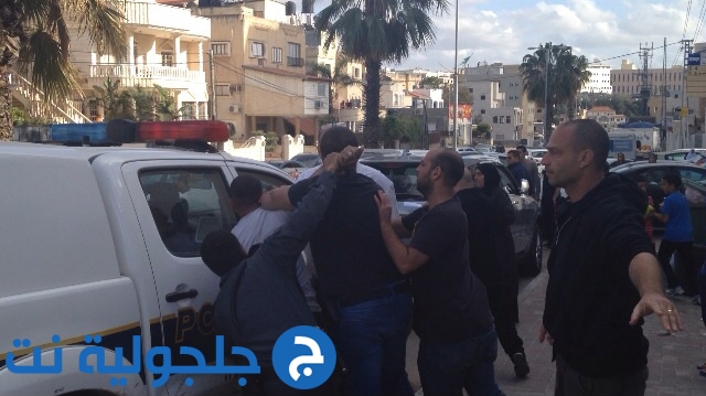 الشرطة تتعامل بعنف مع عائلة من كفرقاسم ومواطنون يطالبون بطردها